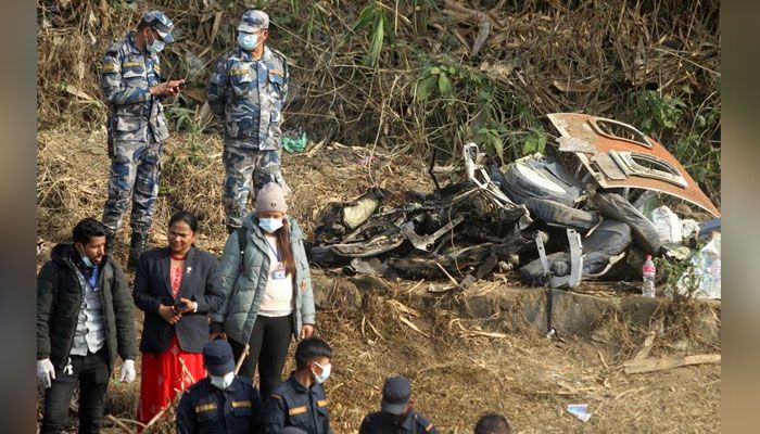দুর্ঘটনাস্থলে সাধারণ মানুষ ও নিরাপত্তা বাহিনীর সদস্যরা। ১৫ জানুয়ারি তোলা। ছবি : সংগৃহীত 

